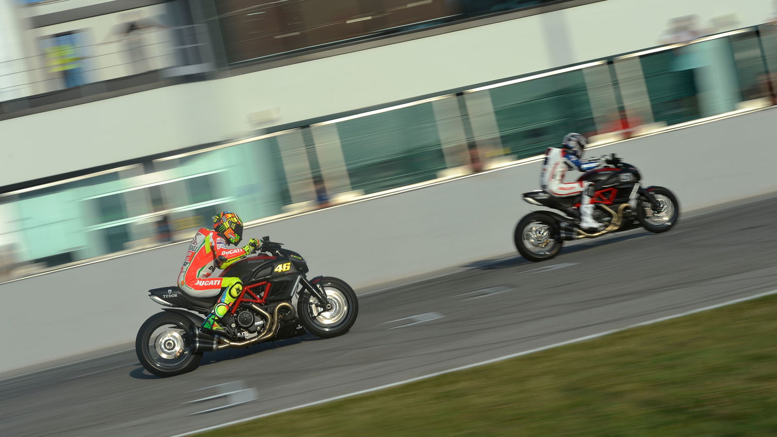 Bayliss beats Rossi in Diavel drag race