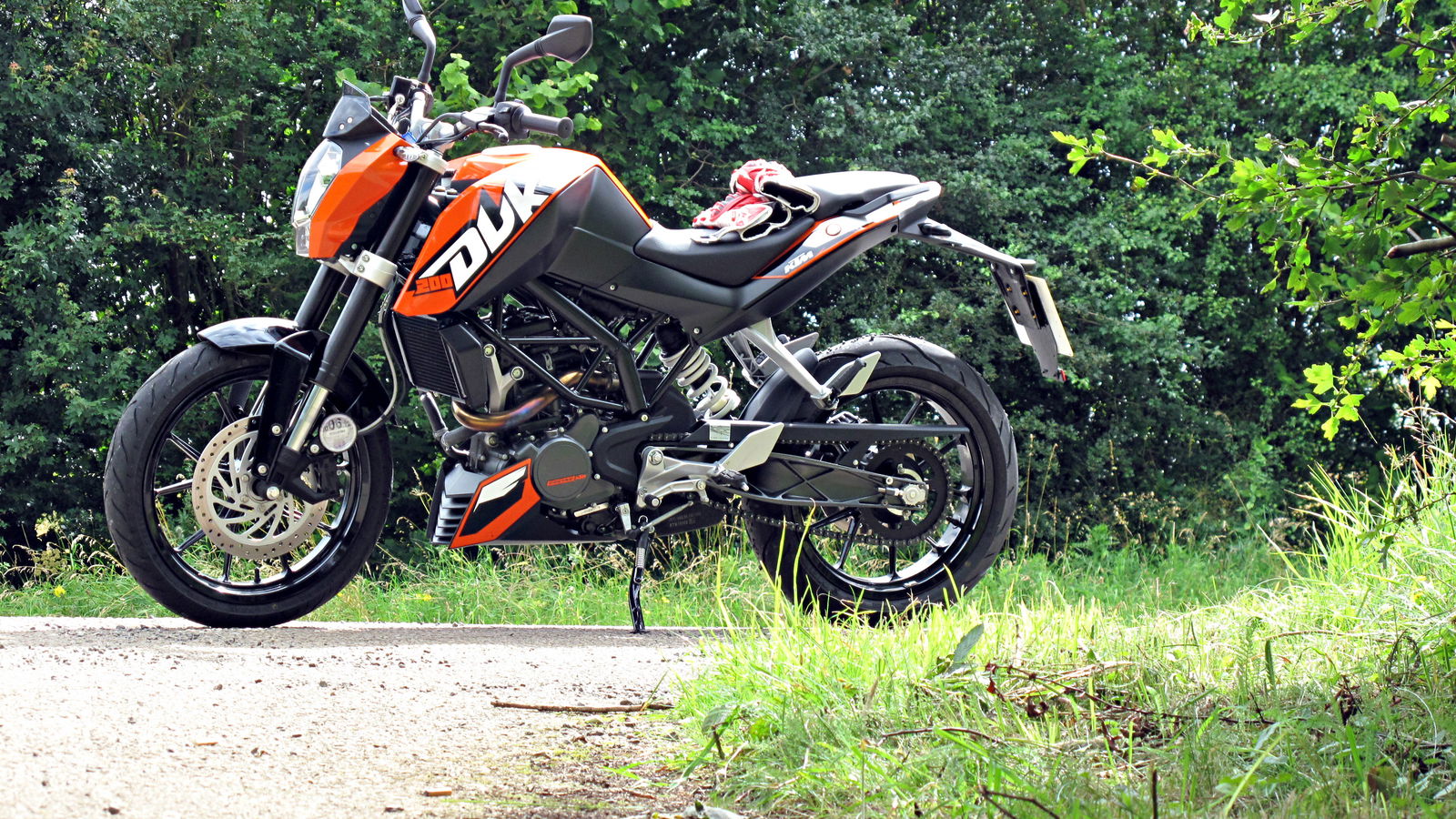 2012 KTM 200 Duke first UK ride review