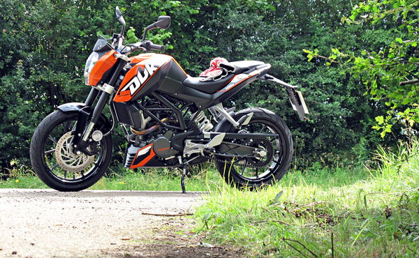 2012 KTM 200 Duke first UK ride review