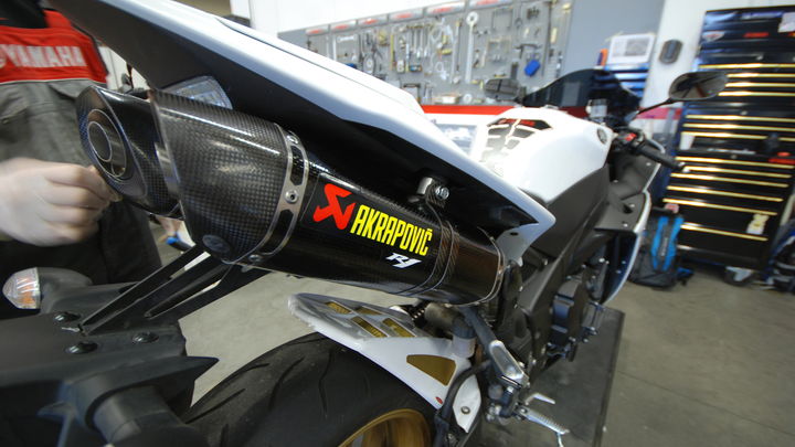 Used: Akrapovic R1 Slip-on Carbon cans