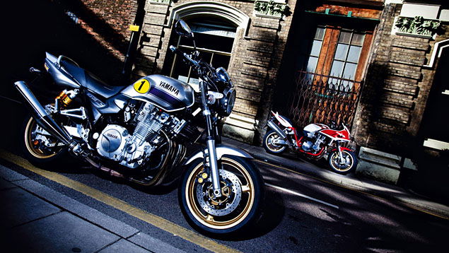 Kings of the stone age - Yamaha XJR1300 V Honda CB1300