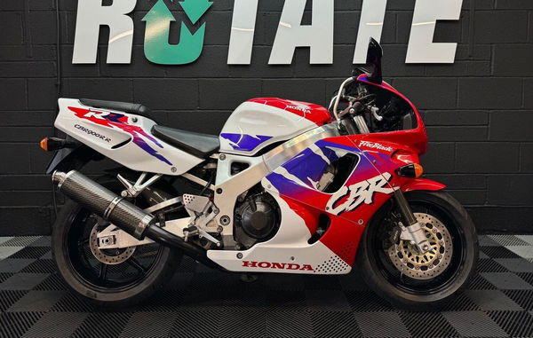 Honda CBR900RR - side