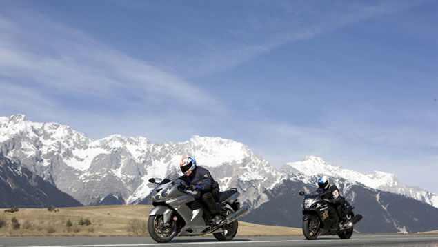 Cool Runnings - Kawasaki ZZR-1400 Vs Suzuki Hayabusa
