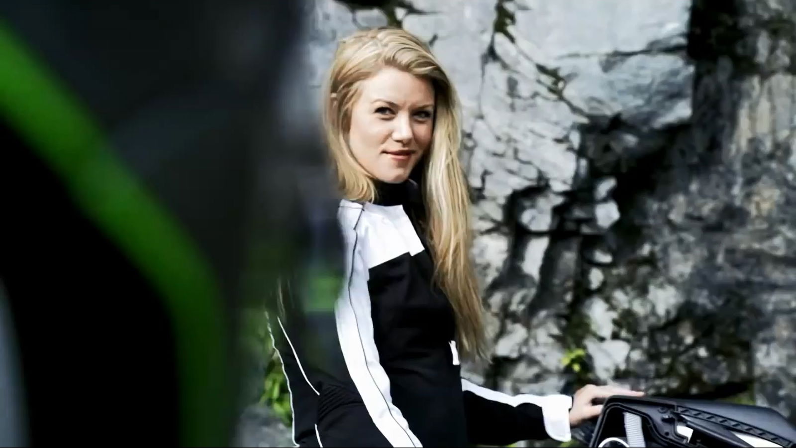 Video: 2014 Kawasaki Z1000SX faster up a mountain than a climber