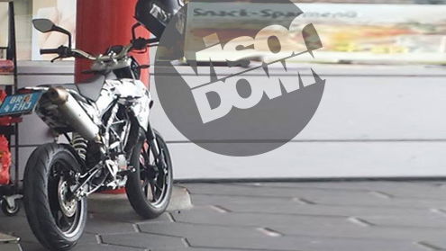 KTM Duke-based supermoto spied