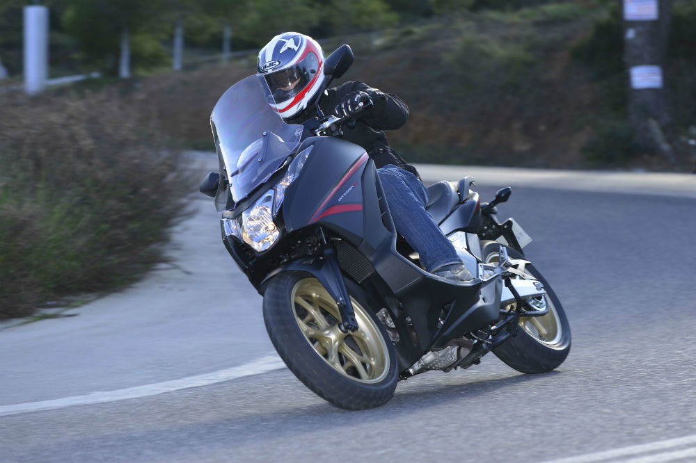Road test: 2013 Daelim VJF250 RoadSport review