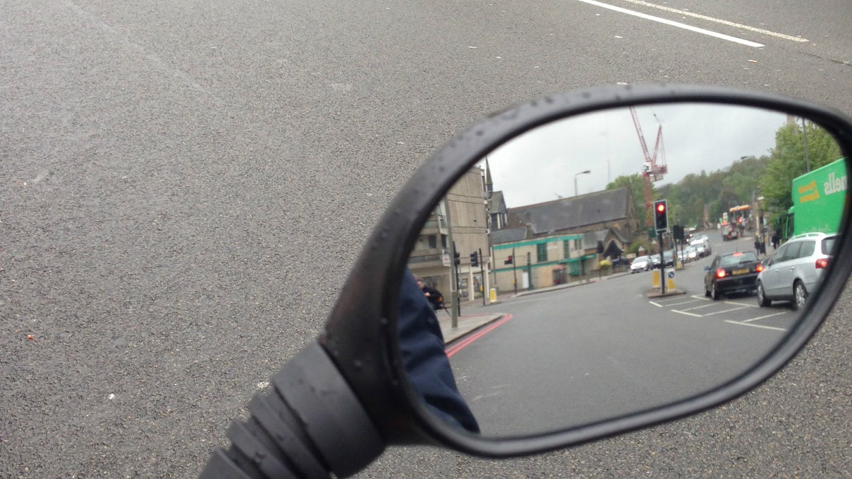 Can a Kawasaki J300 beat a GSX-R600 off the lights?
