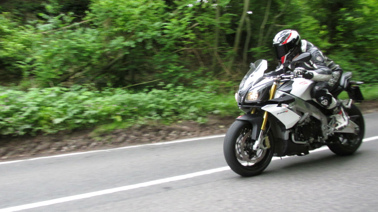 First UK ride: 2014 Aprilia Tuono V4R ABS review