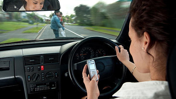 Police to seize mobile phones in every crash