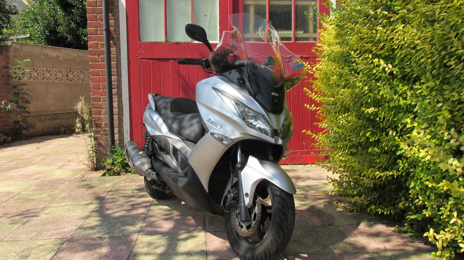 Kawasaki J300 fails to ignite neighbour's hedge
