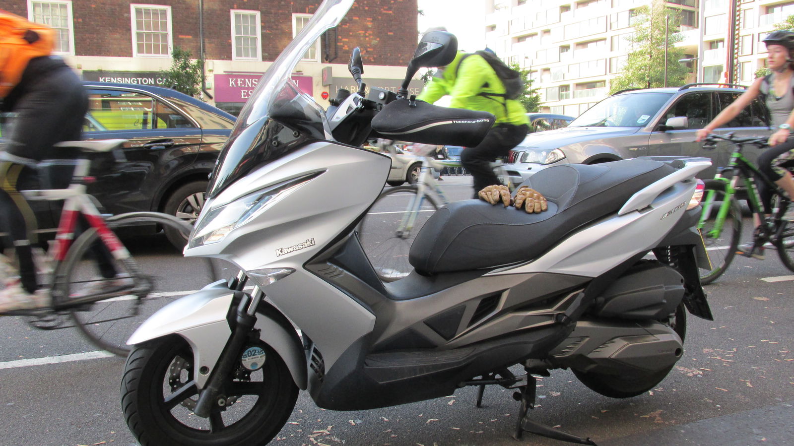Kawasaki J300 vs Kymco Xciting 400i