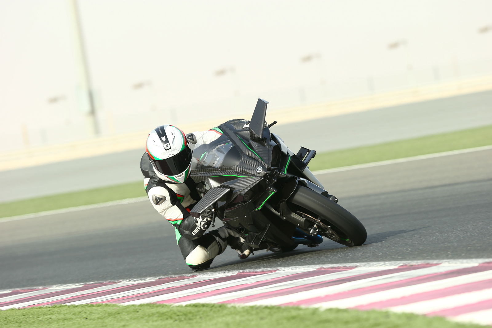 Video: Kawasaki Ninja H2 and H2R review
