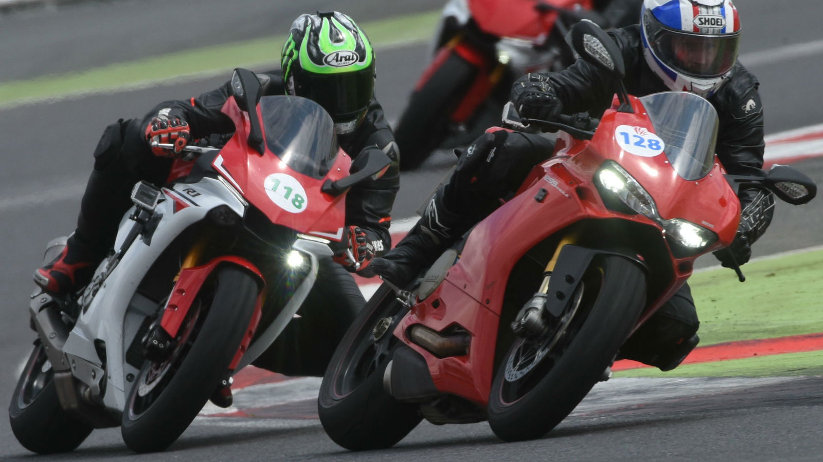Back-to-back test: Yamaha R1 vs Ducati 1299 Panigale S (2015)