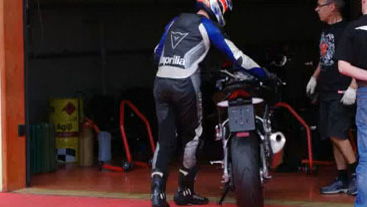 Naked Aprilia V4 'Tuono' spied at Mugello