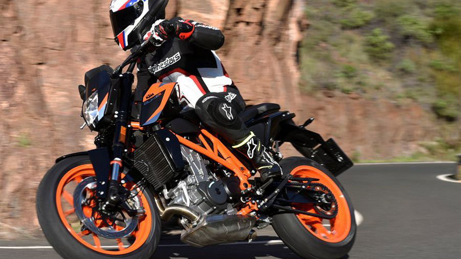 KTM 690 Duke and 690 Duke R video review