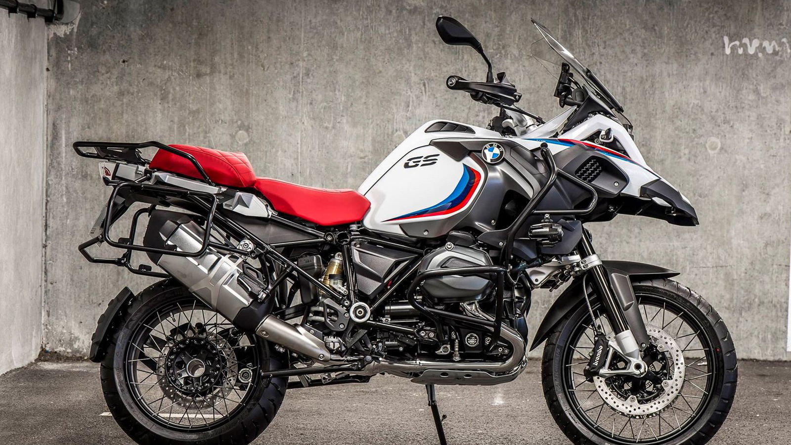 BMW celebrates its centenary with the ‘Iconic 100 Collection’