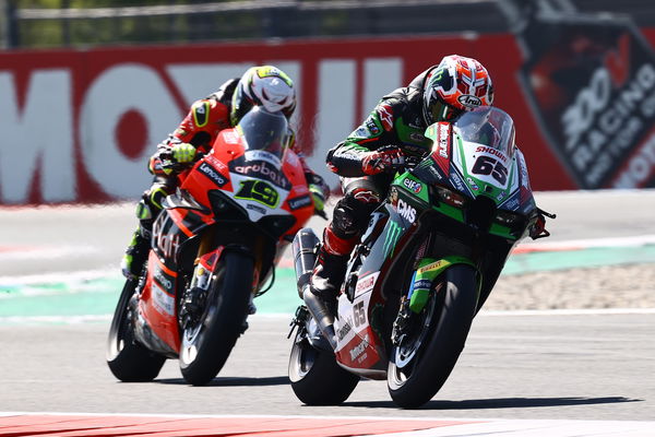 Jonathan Rea leads Alvaro Bautista, 2022 Assen WorldSBK. 