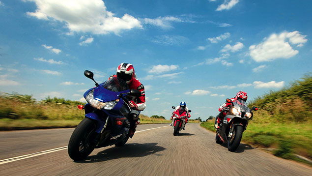 Aprilia RSV Factory vs. Yamaha R1 vs. Honda CBR954RR