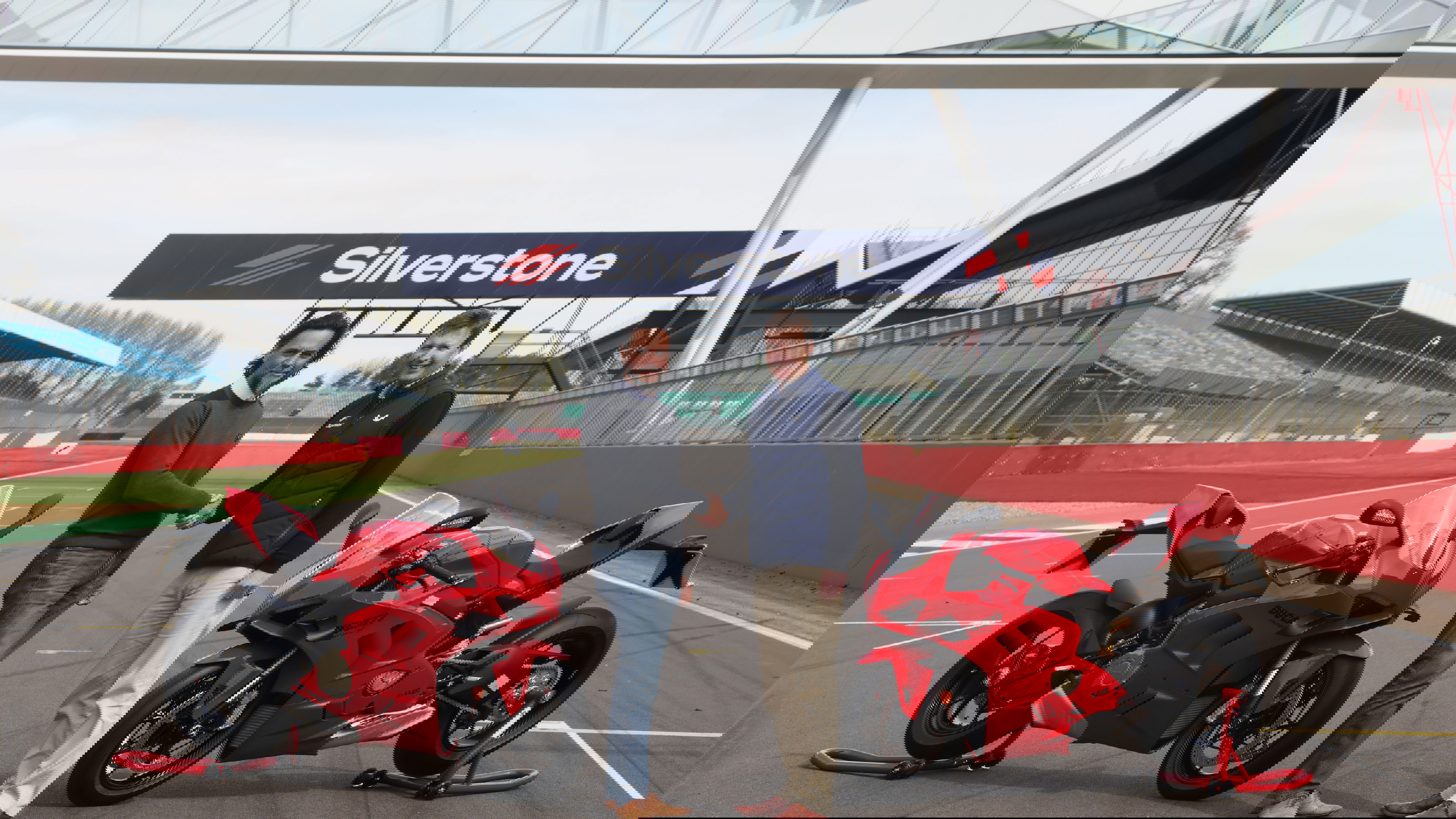Fabrizio Cazzoli, Stuart Pringle and two Panigale V4s at Silverstone. - Ducati Media