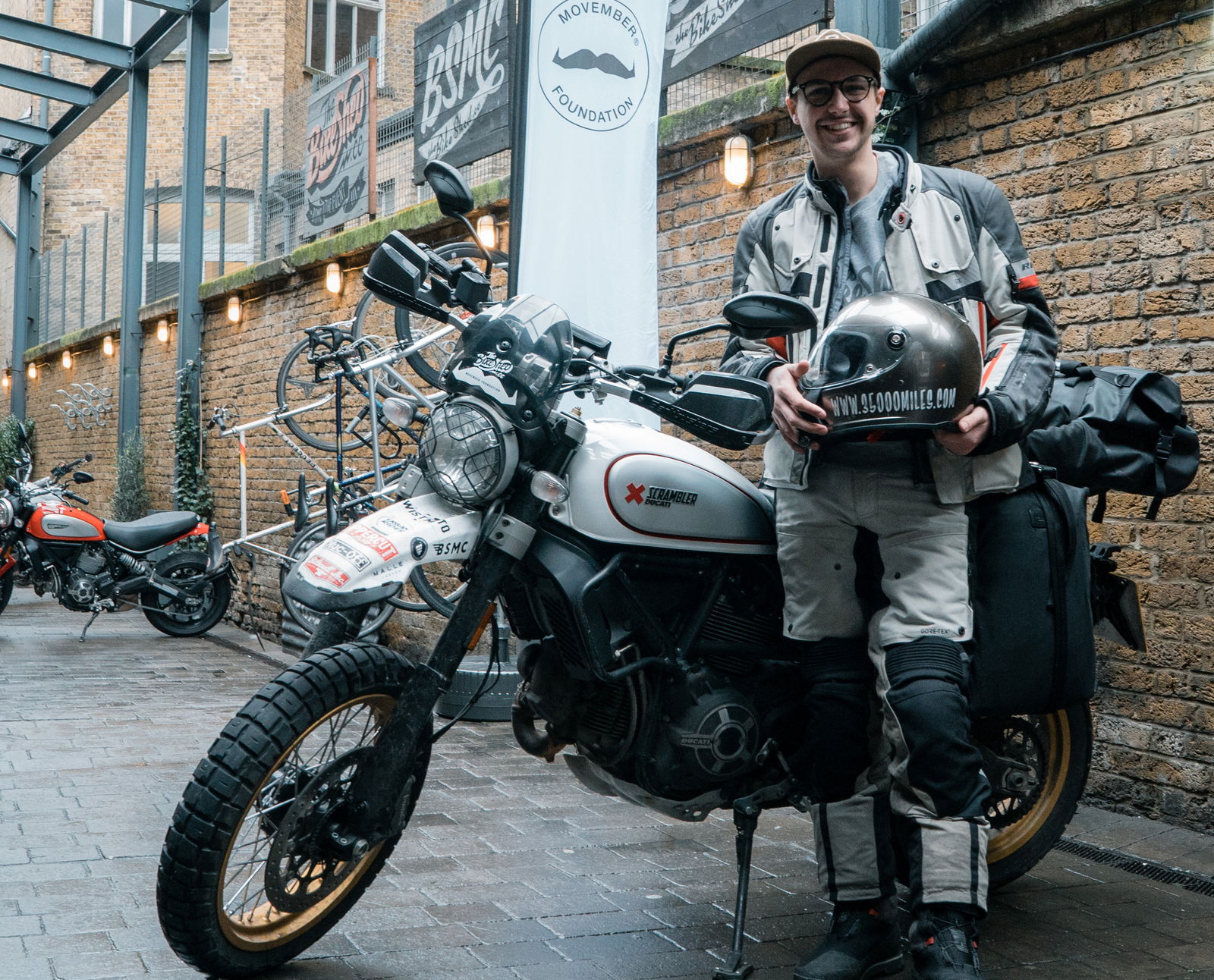 Retro bike game set for a mobile near you