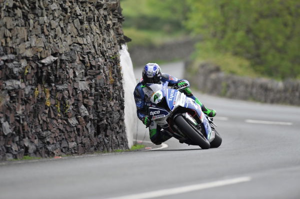 TT 2017: Hutchinson holds off Hickman for RST Superbike win