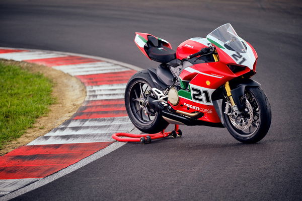 Ducati Panigale V2 Bayliss 1st Championship 20th Anniversary