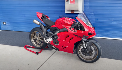 Ducati Panigale V4 2022 walkaround at Jerez