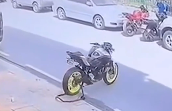 Yamaha MT-03 caught after rolling off kerb and into road. - Dropymotos/Instagram