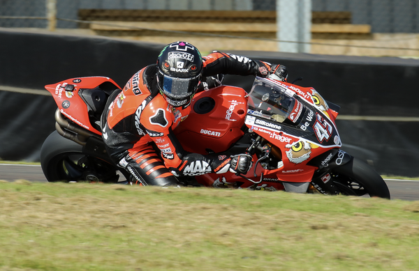 Redding powers to Knockhill BSB win as crash denies Buchan double