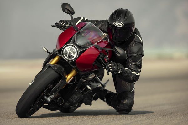 Speed Triple RR 2022 on track