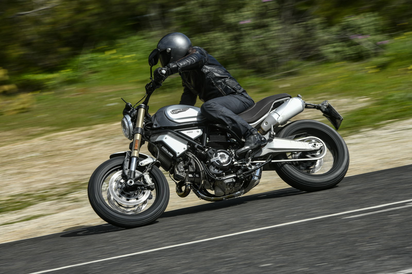 Triumph Bonneville Bobber Black review