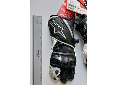 Alpinestars GP Plus BL/WH gloves. - European Commission.