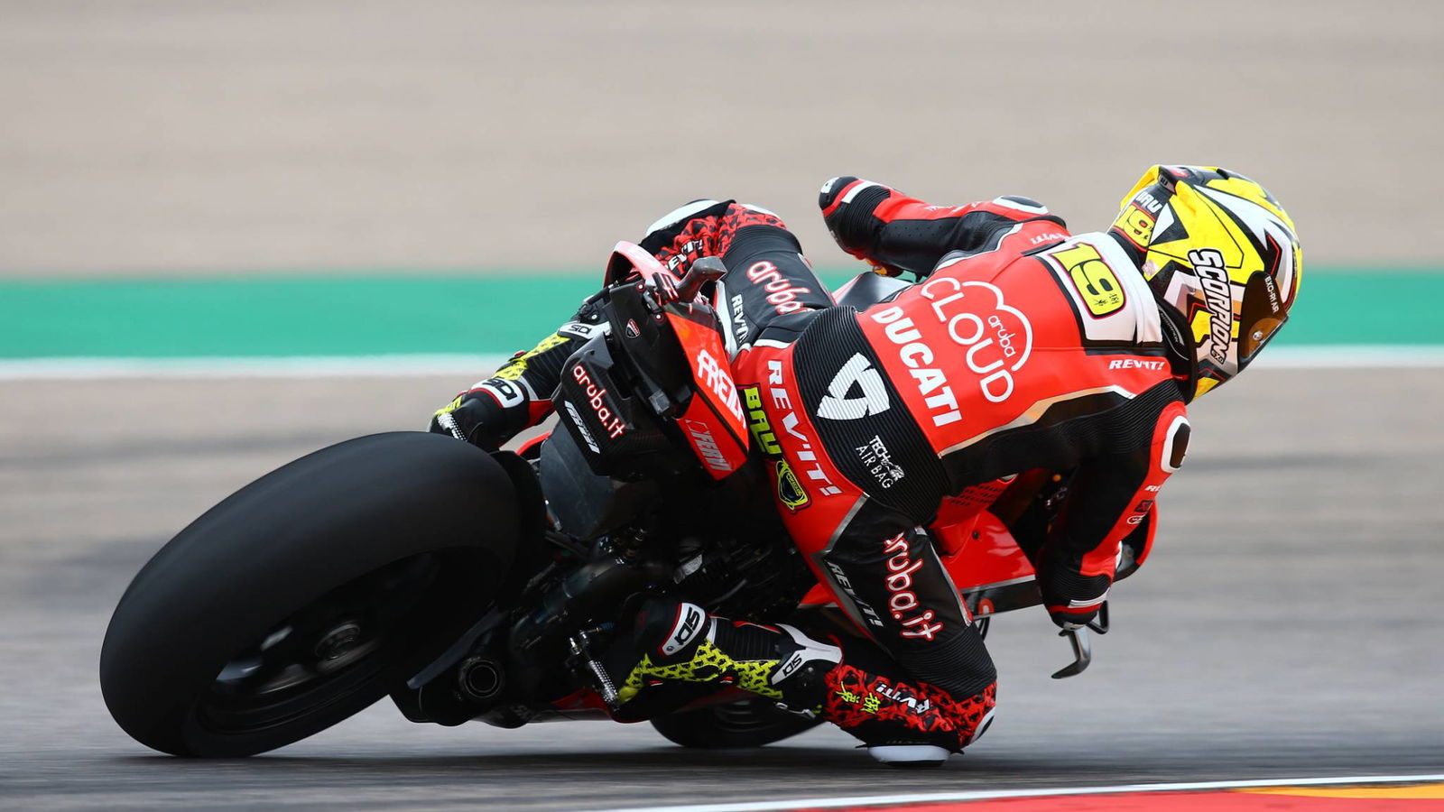 Bautista powers to Aragon pole, Rea 10th