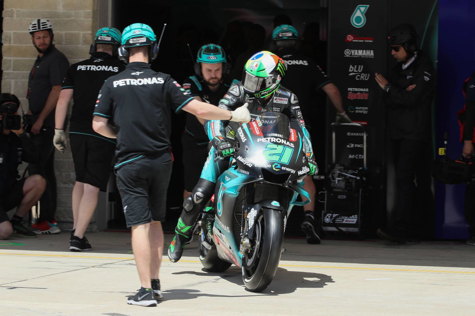 Video: Marquez introduces RCV to football star Joaquín 