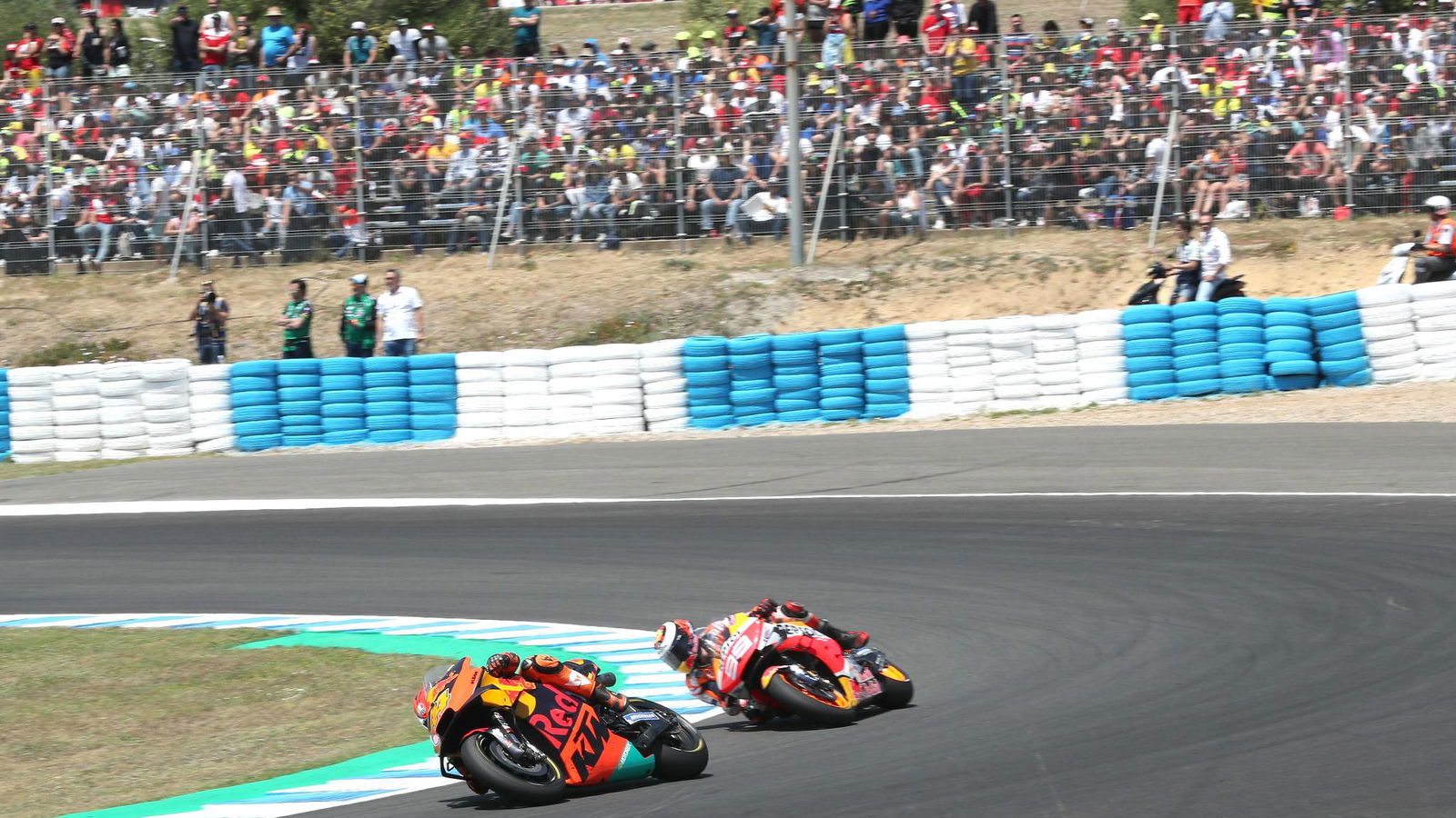 Pol 'super angry' as lap count error lets Lorenzo ahead