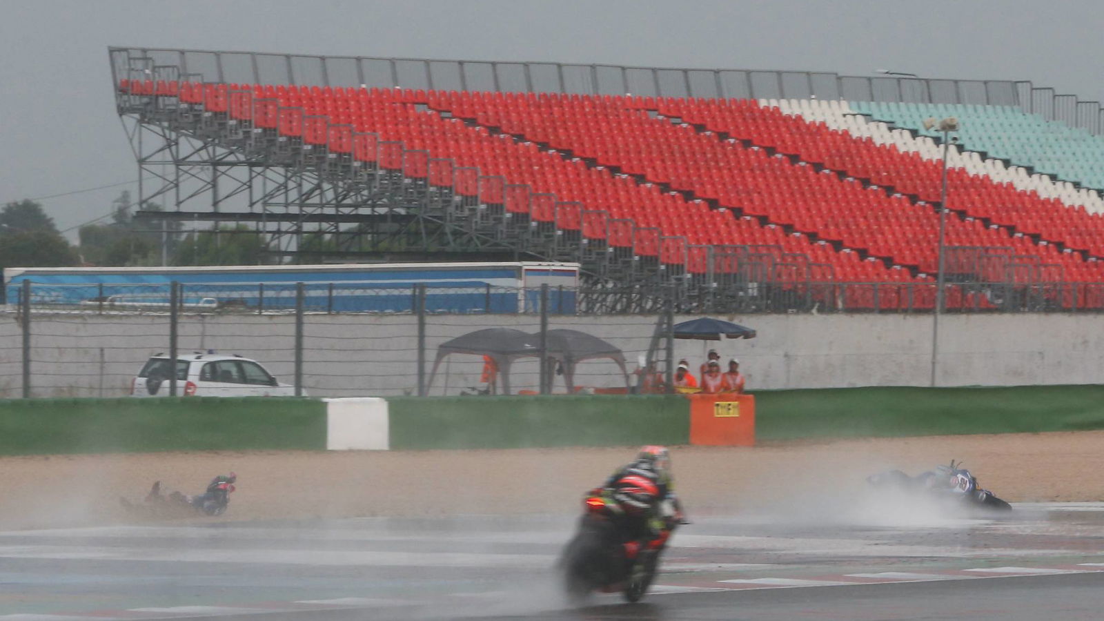 Lowes falls victim to changing wet conditions in victory hunt
