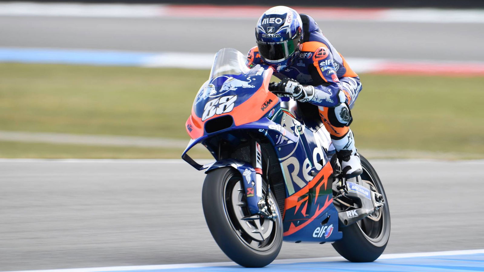 Carbon swingarm 'present' for Oliveira