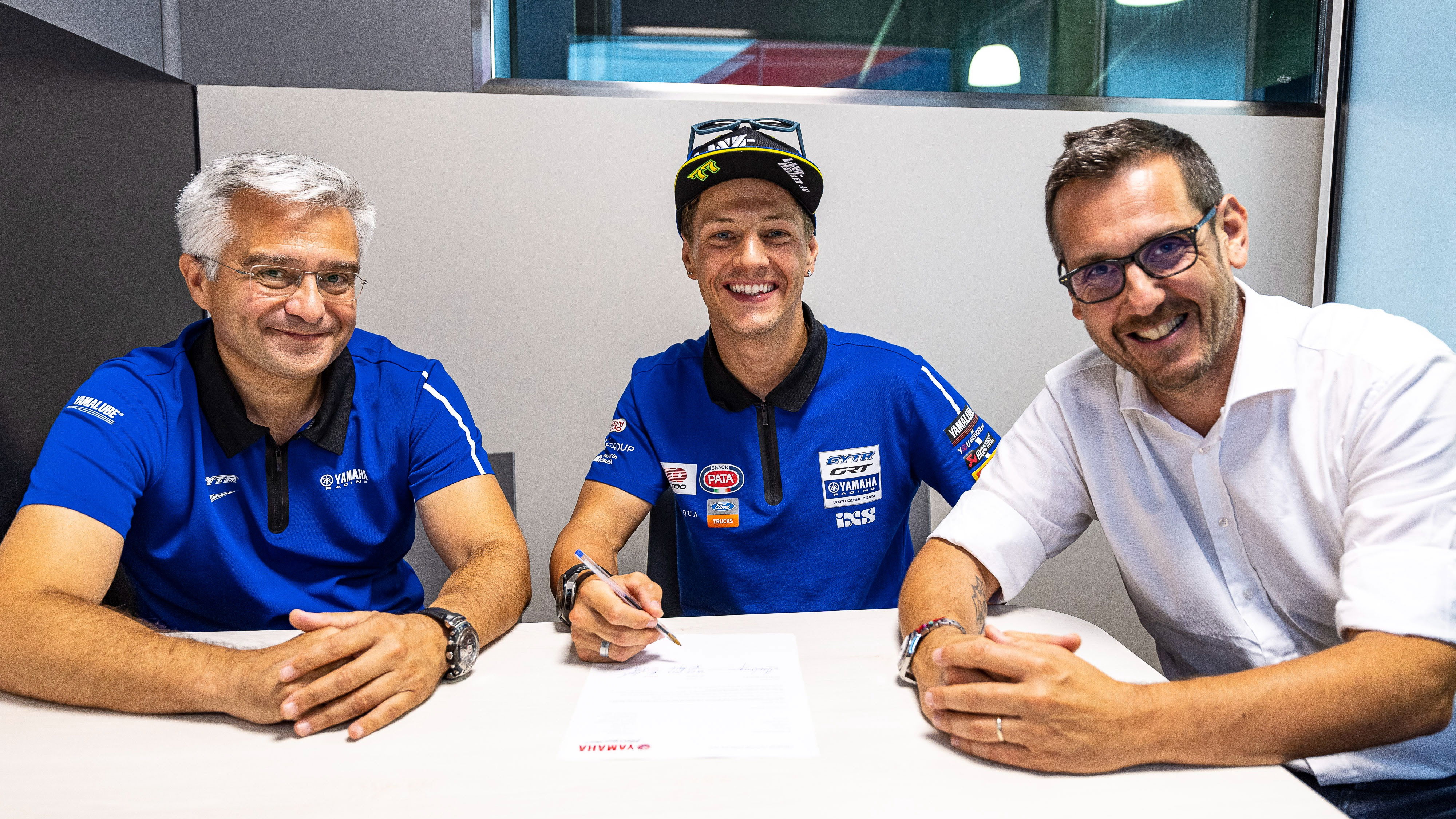 Dominique Aegerter re-signs with Yamaha for 2024 WorldSBK.