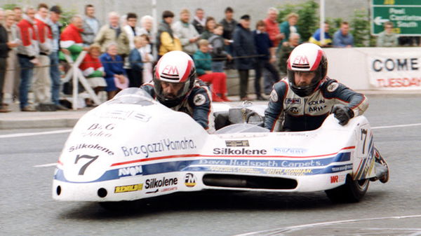 Dave Molyneux, Bregazzi Yamaha, 1989 Isle of Man Sidecar TT. - IOMTT Press