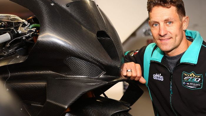 Josh Brookes with carbon fairing of FHO BMW M 1000 RR