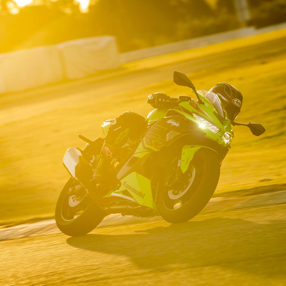 【程度良し！】NGR 5'6\" Walkaround | 2025 Kawasaki NINJA® ZX™-4RR KRT Edition ABS - YouTube