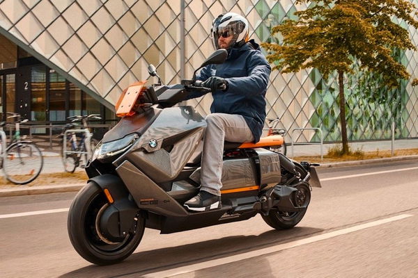 BMW CE 04 scooter EV