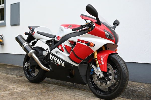 Yamaha OW-02 - front