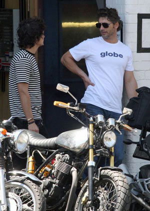 Spotted: Eric Bana and Orlando Bloom buy bikes