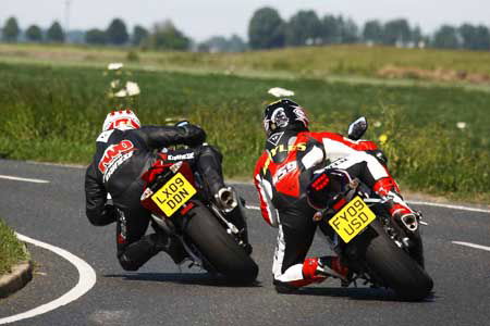 Aprilia RSV4 Factory versus 2009 Honda Fireblade