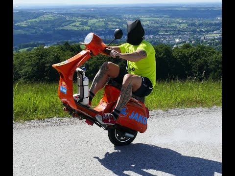 Vespa stunt rider sets world record without front wheel - Guenter Schachermayr
