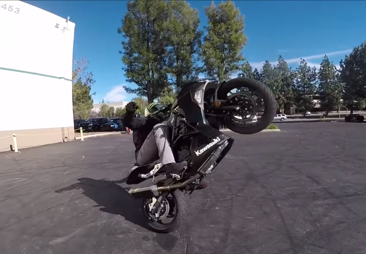 Watch Professional Stunt Rider Tests New Kawasaki Ninj Visordown