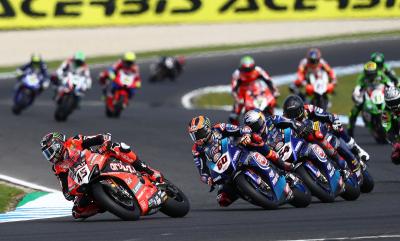 Acott Redding leads at the start of the 2020 WorldSBK round at Phillip Island