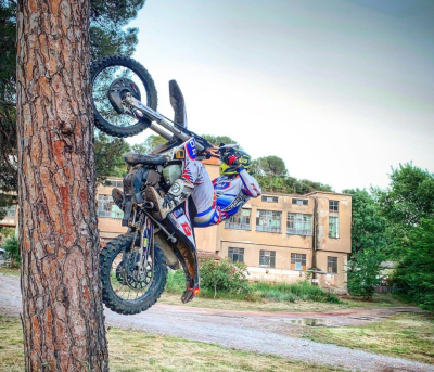 Pol Tarrés riding up a tree