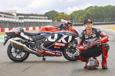 Suzuki-presents-replica-Hayabusa-to-world-champion-Sylvain-Guintol-02.jpeg